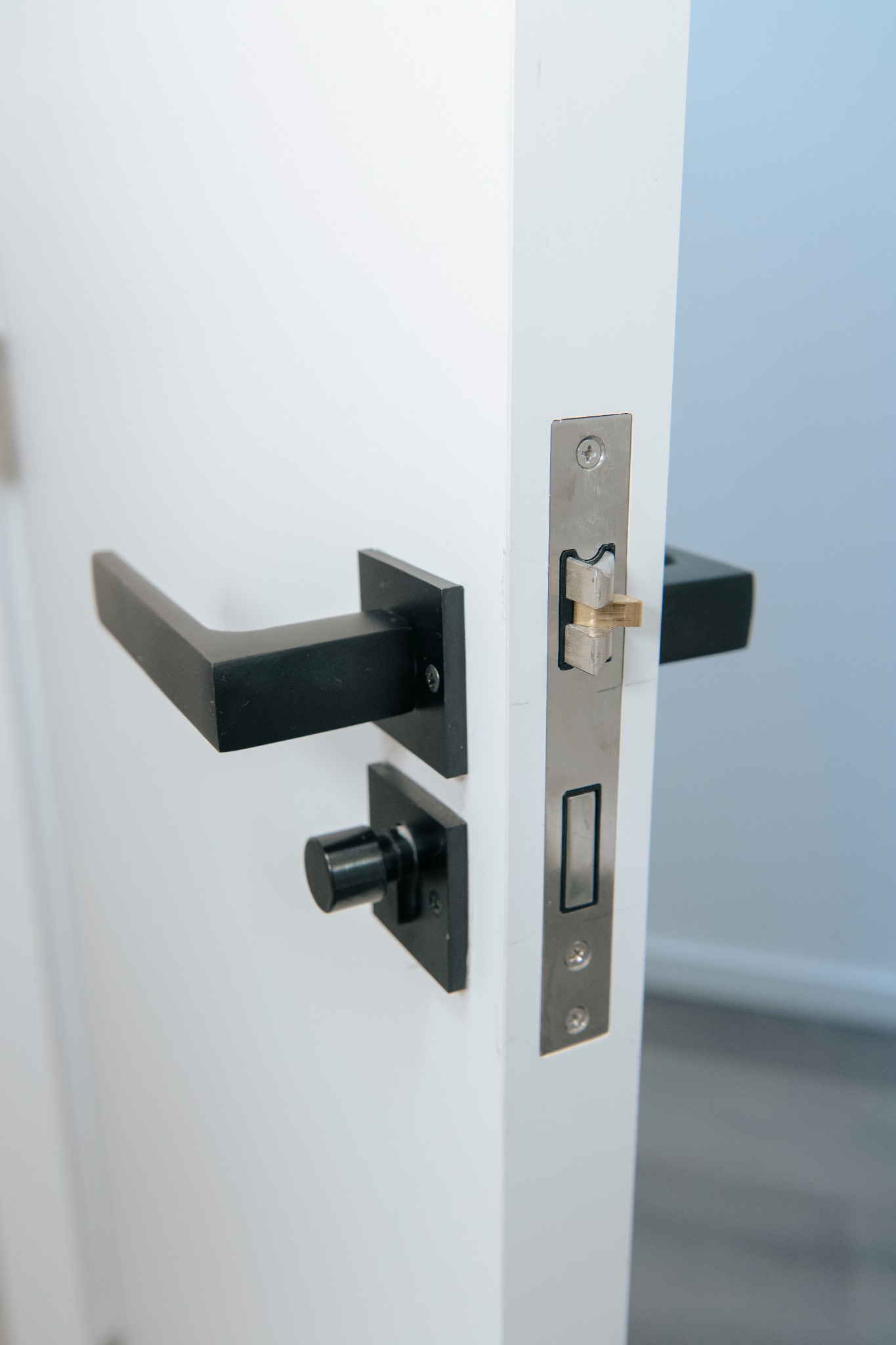 Cerradura y pestillo de puerta blanca